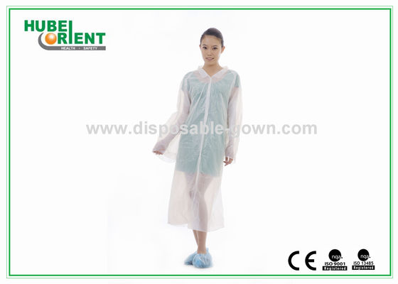 Disposable White Waterproof PE Visitor Coat With Snaps And Long Sleeves for factory use