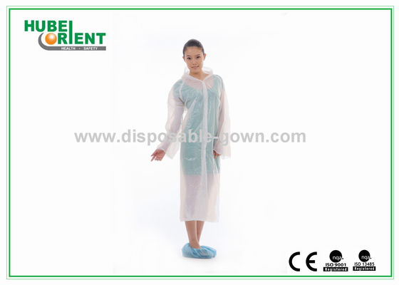 Disposable White Waterproof PE Visitor Coat With Snaps And Long Sleeves for factory use